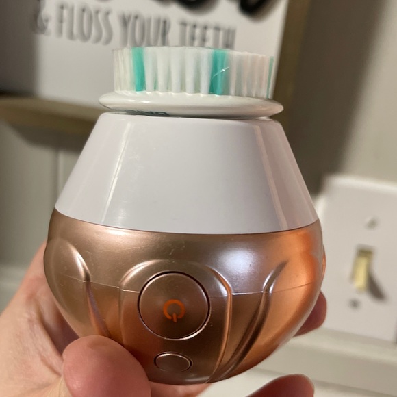 Tao Clean Facial Brush - Picture 2 of 3